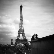 eiffel-tower-kiss
